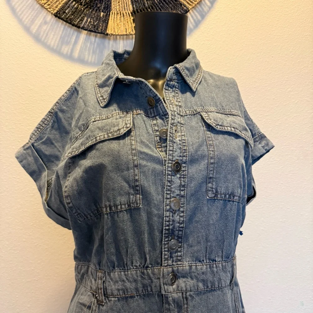 Stylish Denim Button-Up Midi Dress - Picture 10 of 14